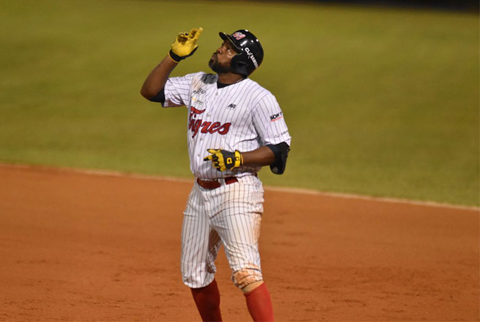 Tigres apaleó 14-2 a Tiburones en Maracay