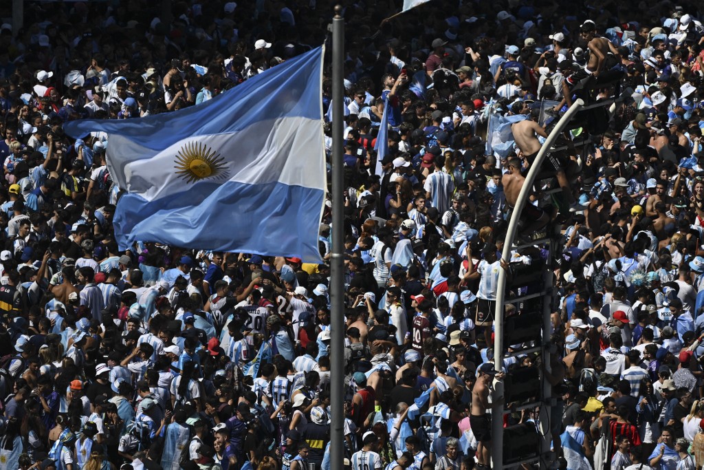 Euforia en las calles de Argentina tras la llegada de la selección: Messi encabeza la caravana (Videos)