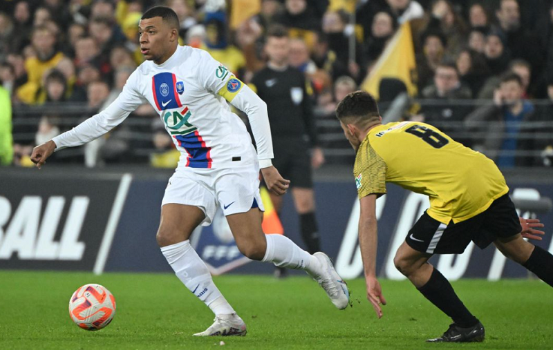 Mbappé anotó cinco goles en la victoria 7-0 del PSG sobre Pays de Cassel