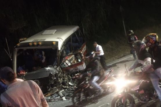 Aparatoso accidente de tránsito dejó tres muertos y 15 heridos en Medellín (+Video)