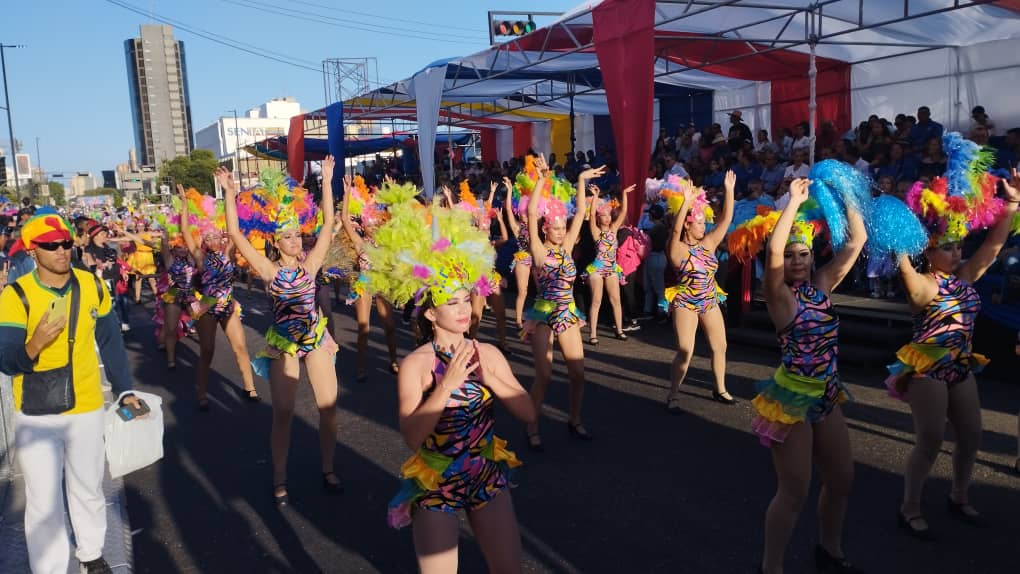 Un vistoso desfile de Carnaval colmó de alegría al bulevar 5 de Julio (+Fotos y videos)