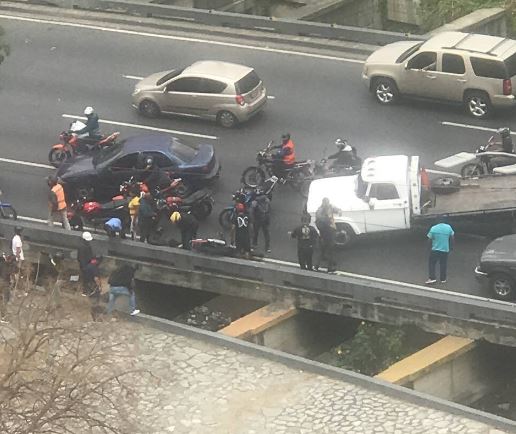 Se registró accidente en la Francisco Fajardo: una persona cayó al río Guaire, pero fue rescatada con vida