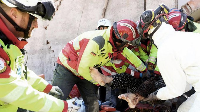 Rescatan a mujer que pasó más de 100 horas sepultada tras terremoto en Turquía (+Video)