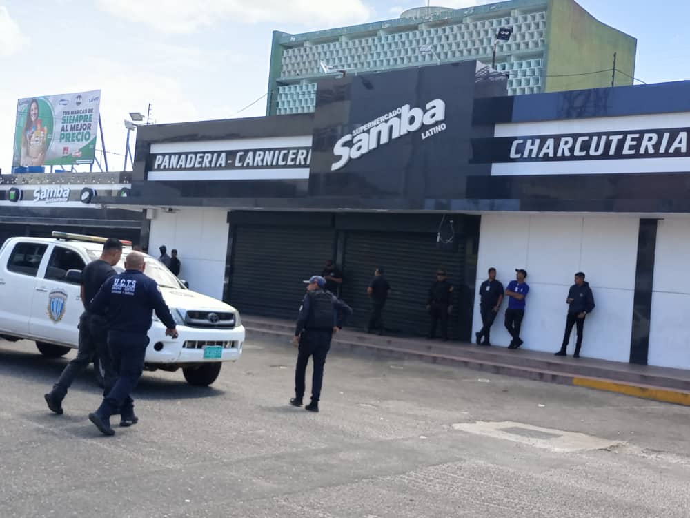 Lanzó una nota al piso y sin compasión empezó a disparar: Cámaras captan el tiroteo en supermercado de Maracaibo (+Video)