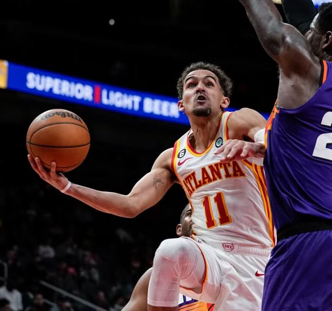 Trae Young brilló con doble doble ante los Suns (Video)