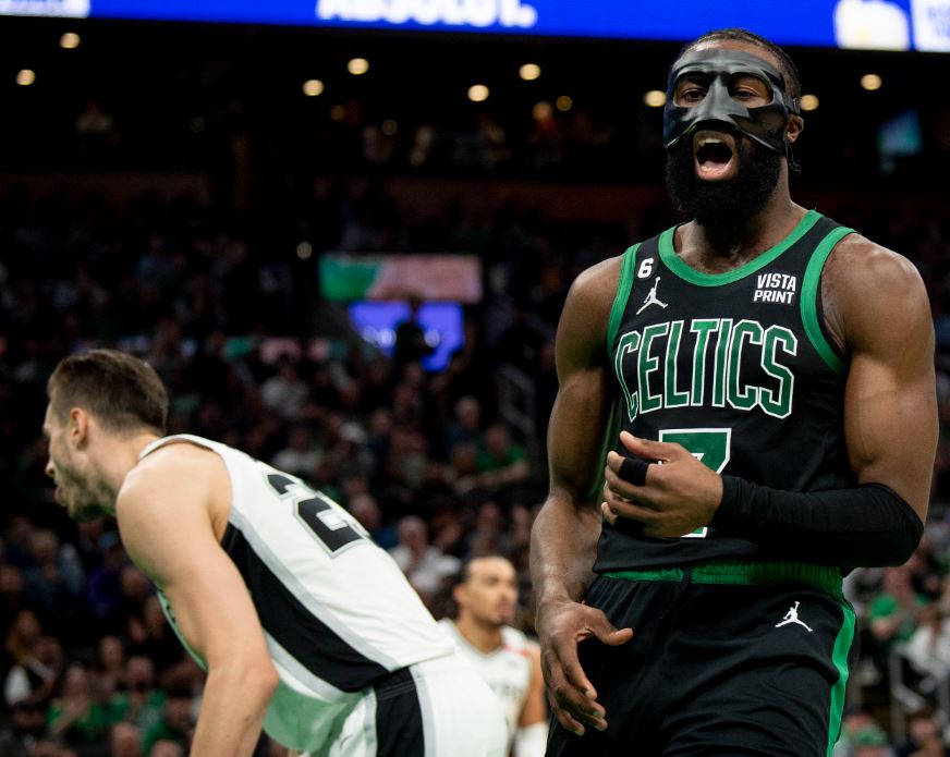 Celtics derrota por más de 30 puntos a Spurs con doble doble de Jaylen Brown (Video)