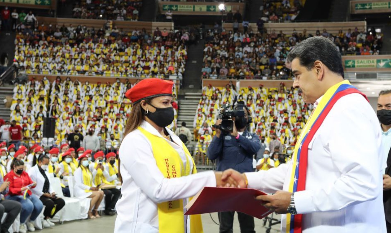 Presidente Maduro encabeza acto de graduación de Especialistas de la Salud