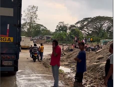 Caja Seca sin puente: Conductores siguen atravesando el río Arenoso (+Video)