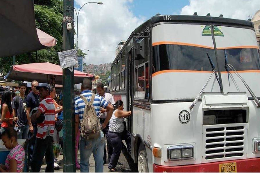 Bajó a golpes a choro que se montó a robar en un bus: Le dio una pela (video)