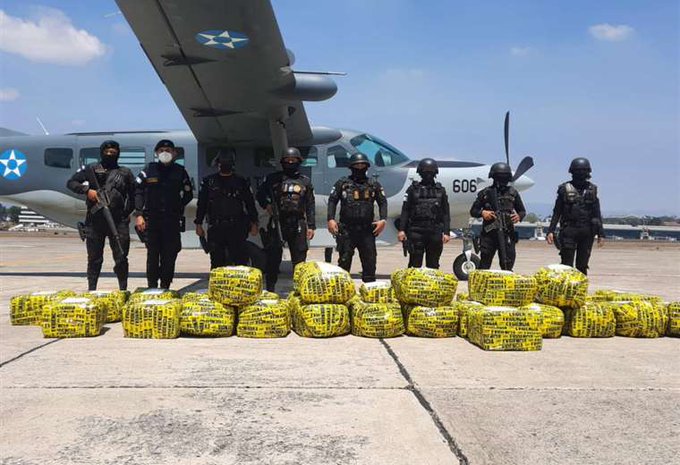 Decomisan en Guatemala 922 kilos de cocaína en avioneta que venía de Sudamérica