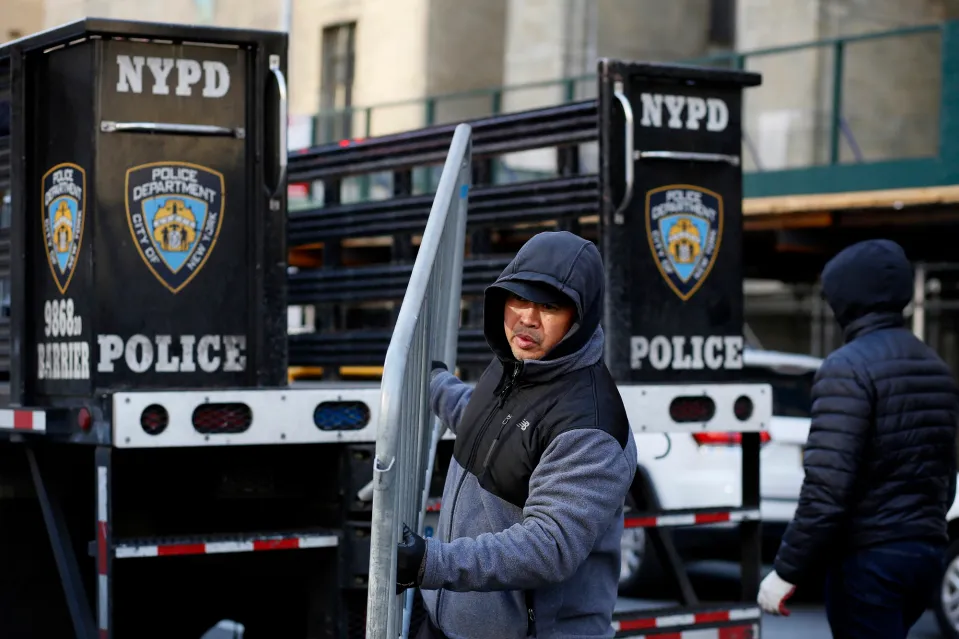 Policía de Nueva York protege corte ante protestas por posible arresto de Trump