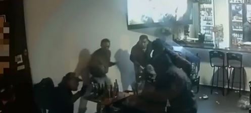 Ladrones intentaron atracar en un bar y fueron recibidos a botellazos (video)