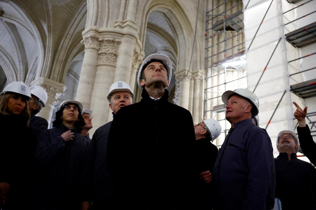 Notre-Dame instala la base de su emblemática aguja en el cuarto aniversario del incendio