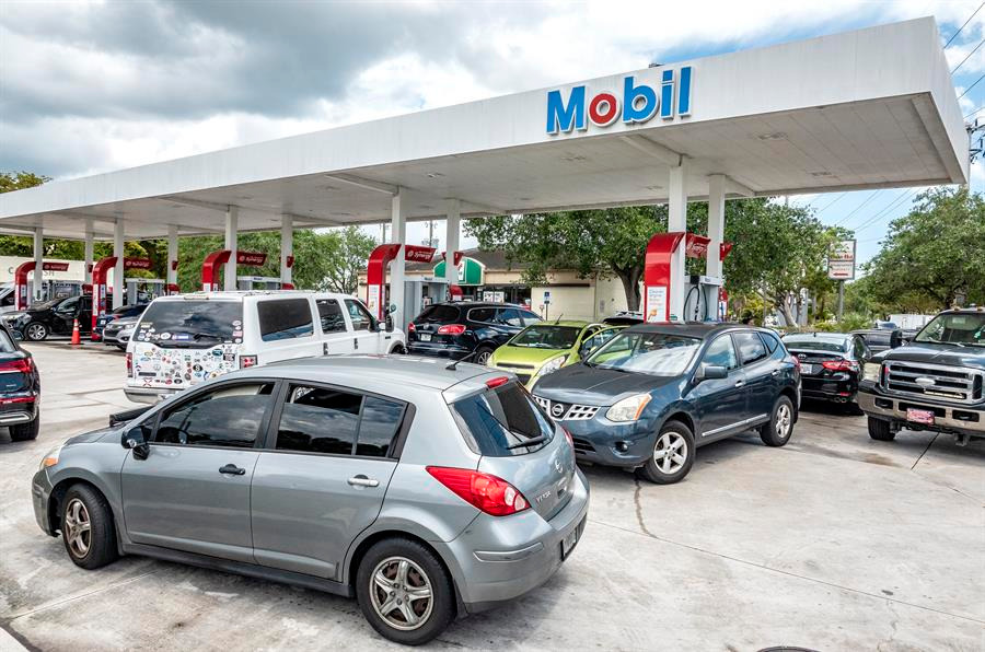 Cuarto día sin GASOLINA en Miami: Están tratando de sacar el combustible