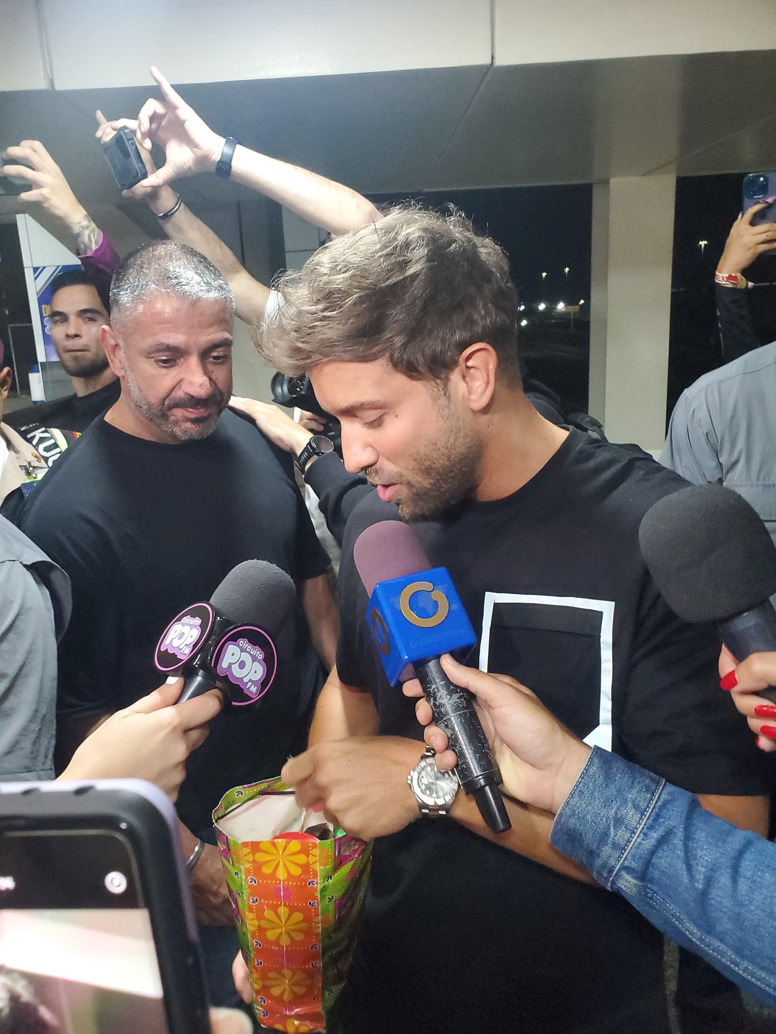 ¡Algo rico voy a comer, un tequeñito!: Pablo Alborán loco por deleitarse con comida típica venezolana