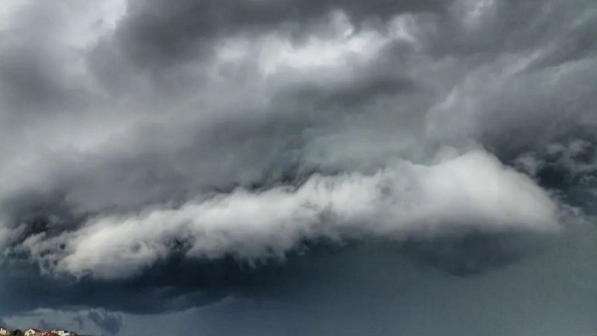 Nube negra oscureció el cielo de Estambul: el Sol desapareció varios minutos (+Video)