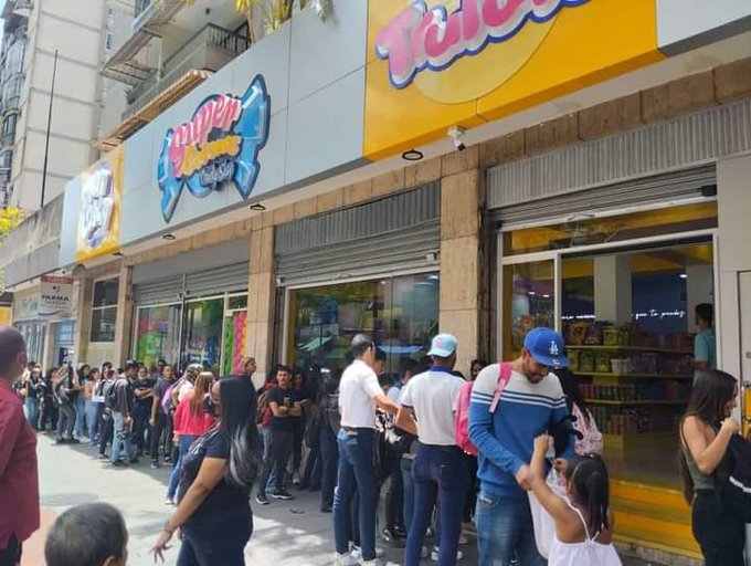 Insólito: Colas como las de los bachaqueros de comida pa’ comprar Trululú en Caracas