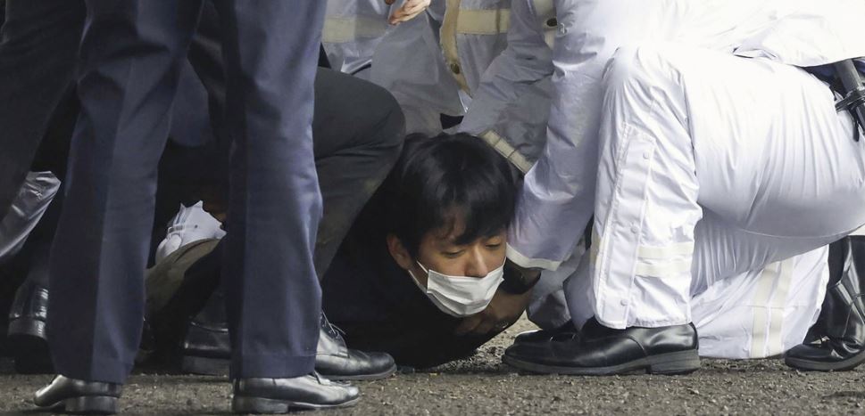 Evacuaron al primer ministro japonés: lanzaron bomba de humo y causó una explosión antes de su discurso