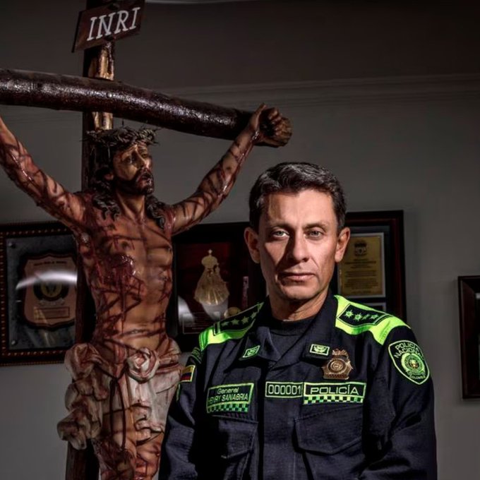 Destituyen al director de la policía de Colombia criticado por su fanatismo religioso