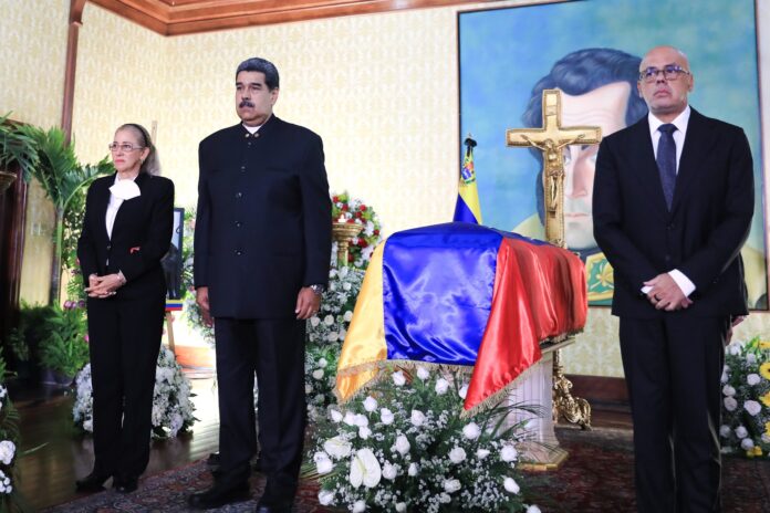 Presidente Maduro rinde homenaje en capilla ardiente a Tibisay Lucena