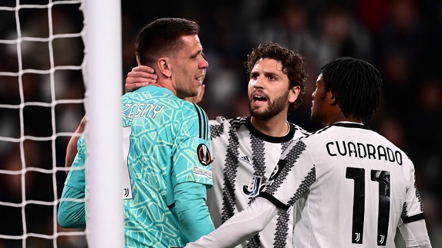 ¡Susto en la Juventus! Szczesny sale del encuentro tras presentar molestias en el pecho (Video)