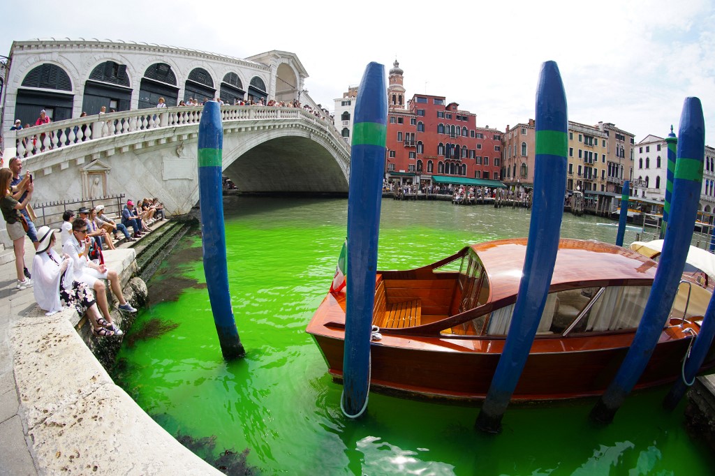 Las aguas del Gran Canal de Venecia se tiñen de verde fosforescente: Activistas ecologistas presuntamente los responsables