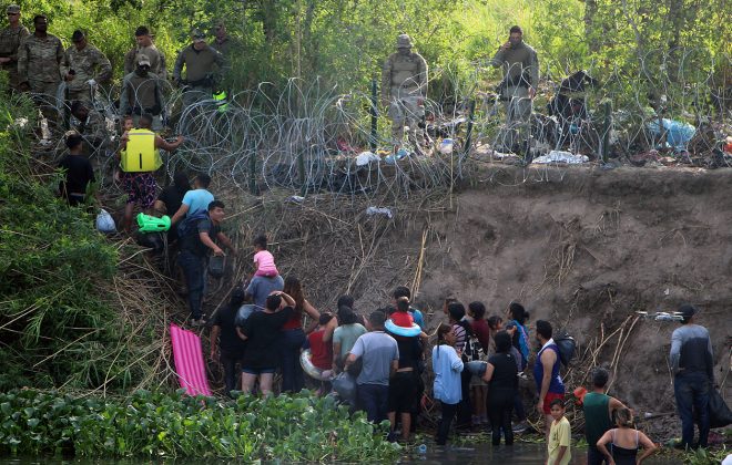 Venezolanos se lanzan al río Bravo a todo riesgo ante el inminente fin del Título 42