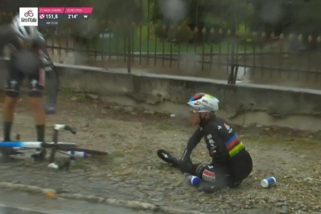 Un perro provoca aparatosa caída de Remco Evenepoel en el Giro de Italia 2023 (Video)