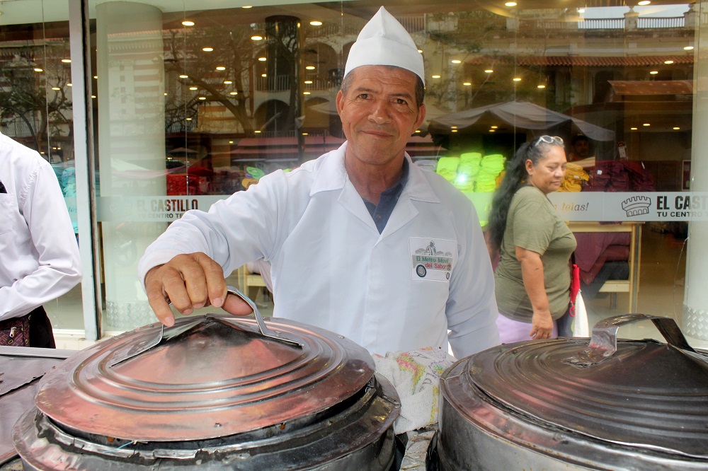 Tizana para el calor: Ismael conduce el metro del sabor en la Plaza Baralt (+ video)