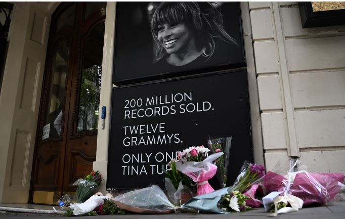 Fans y vecinos se despiden de Tina Turner en la Suiza que la adoptó