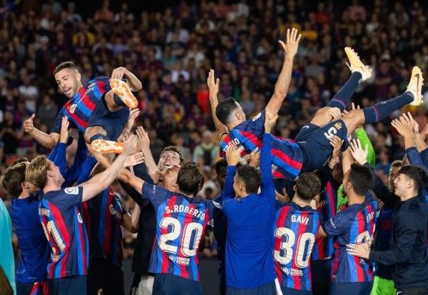 Sergio Busquets y Jordi Alba fueron homenajeados en el Camp Nou por el Barcelona en su despedida