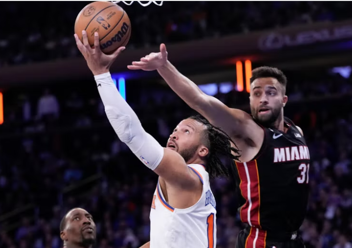 Knicks doblega a Heat y empata la serie