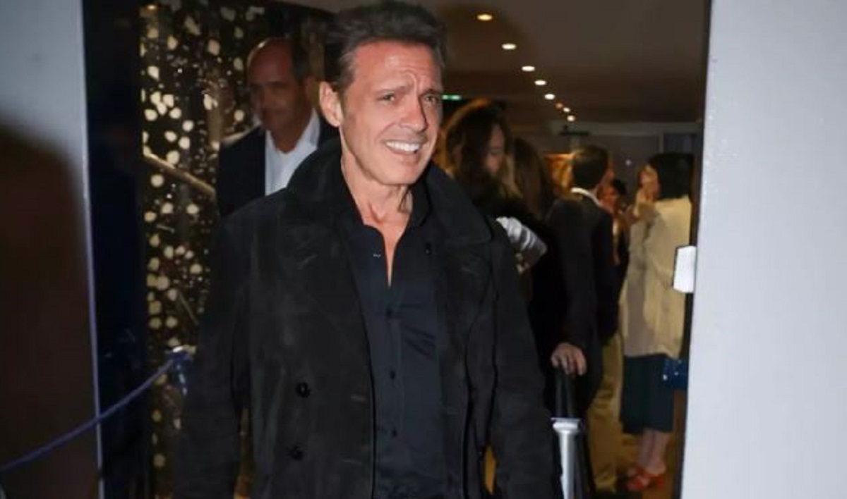 Luis Miguel revolucionó las redes sociales al aparecer en París con fanáticos