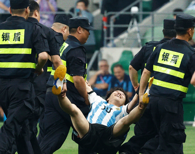 Hincha chino salió con una sonrisa de oreja a oreja tras abrazar a Messi (Video)