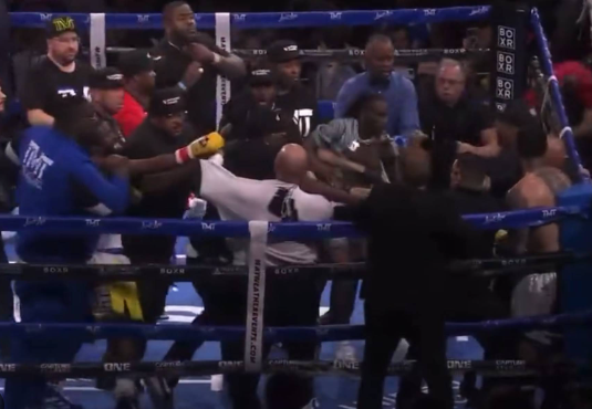 Pelea de exhibición de Mayweather terminó con una trifulca sobre el ring (+Video)