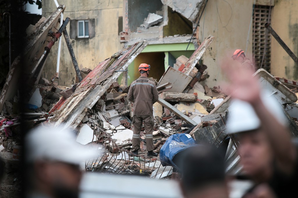 Se elevan a 14 los muertos por derrumbe de edificio en Brasil