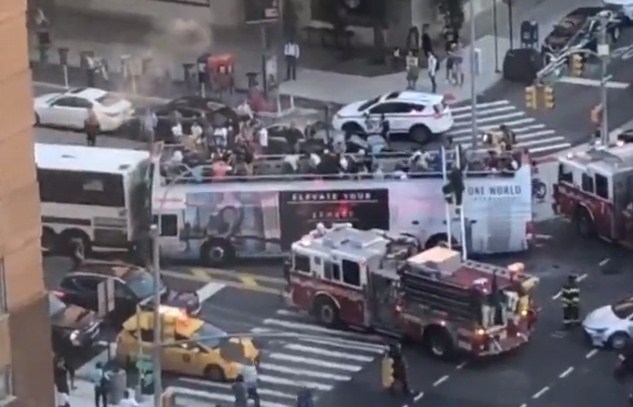 Accidente de bus turístico en Nueva York deja a 18 pasajeros hospitalizados (+Video)