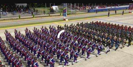 Se da inicio al desfile militar en conmemoración de 212 años del Día de la Declaración de la Independencia