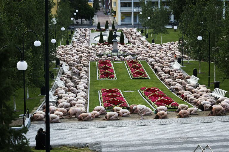 Mil personas posan desnudas para Spencer Tunick en Finlandia