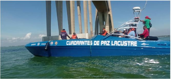 Están sacando de una profundidad de 15 metros el carro que cayó desde el Puente sobre el Lago