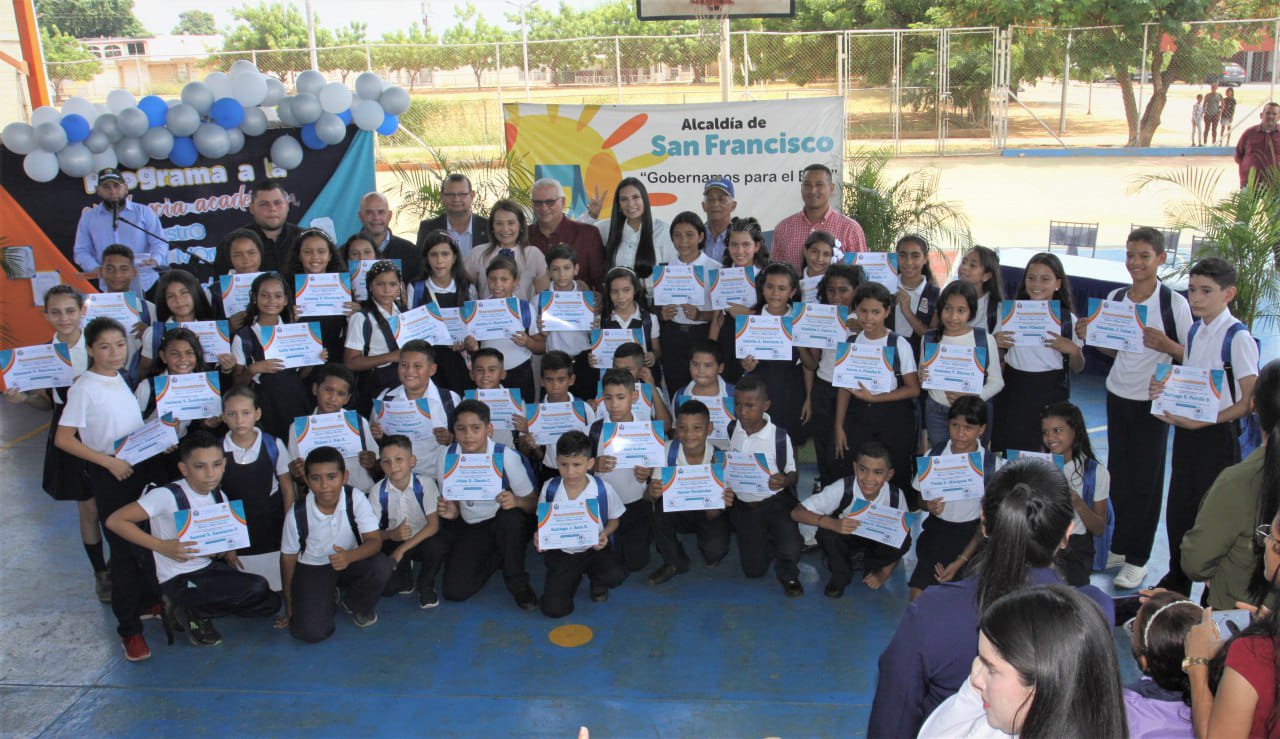 Alcaldía de San Francisco entrega reconocimientos a 50 niños del Programa Excelencia Académica Maestro Villapol Morales