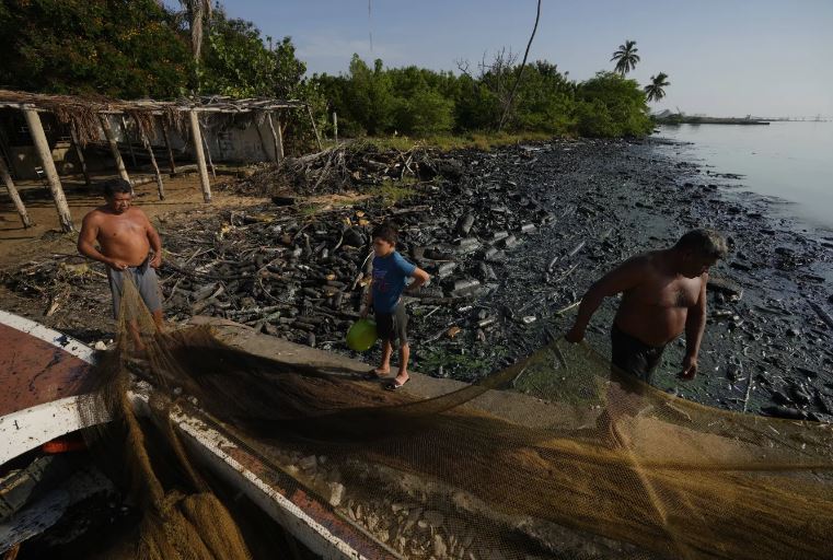 Lago de Maracaibo, un aniversario manchado de petróleo y verdín: 524 años