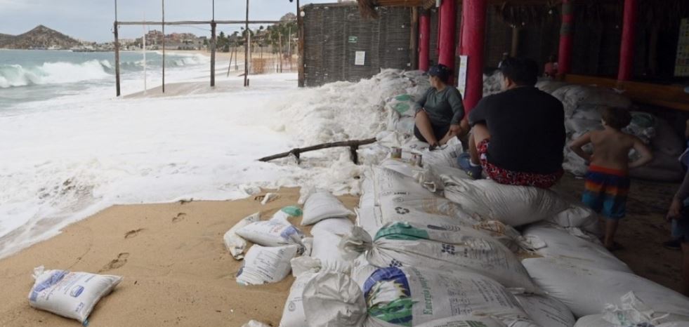 Huracán Hilary se debilita a categoría 3 mientras avanza a la península de Baja California