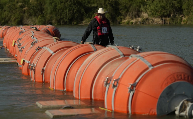 Juez ordena a Texas mover las boyas a la orilla del río Bravo antes del 15 de septiembre