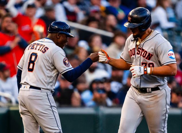 Astros apaleó 9-1 a Mellizos y colocó 2-1 la serie divisional