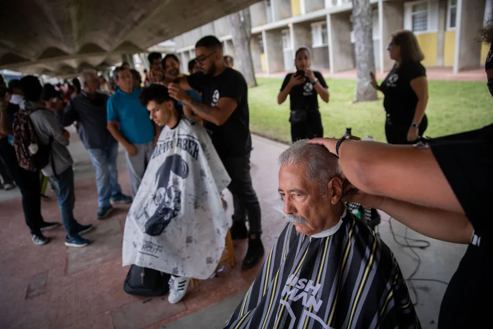 Cientos de voluntarios donan su cabello para extraer residuos de petróleo del Lago de Maracaibo