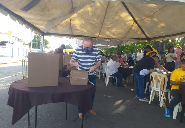 Marabinos acuden a los centros de votaciones para primarias