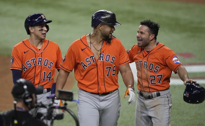 Los Astros empataron la serie con los Rangers