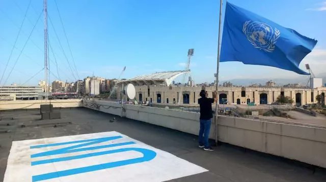 Oficinas de la ONU bajan las banderas a media asta en duelo por sus empleados muertos en Gaza