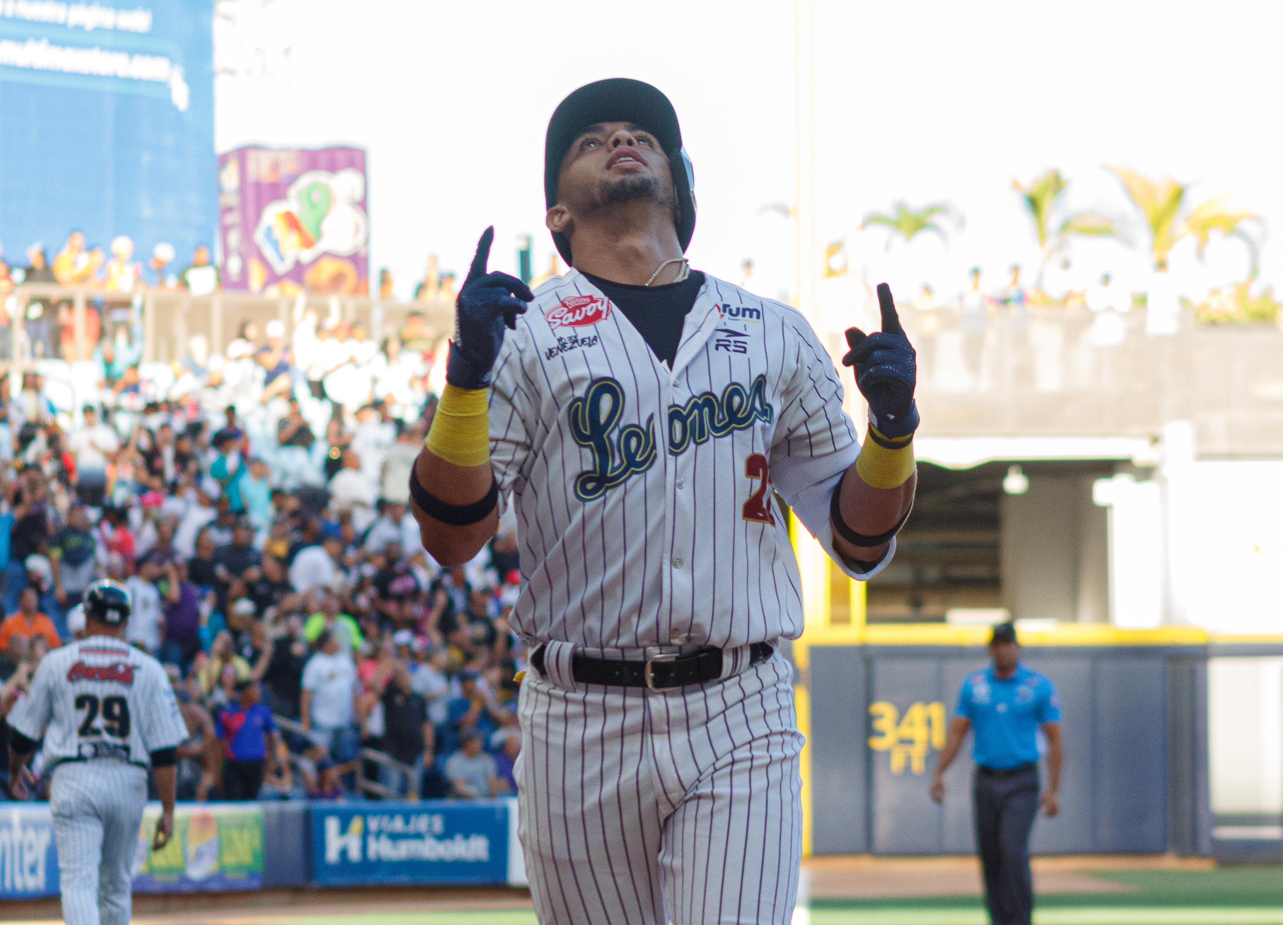 Leones se impone 8-5 sobre Tiburones pese al debut de Yasiel Puig